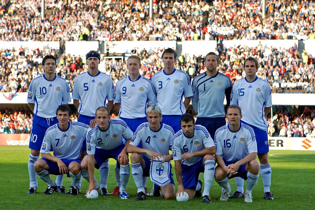 Pelaajia ja futaajia valmiina karsintaotteluun Venäjää vastaan kesäkuussa 2009.