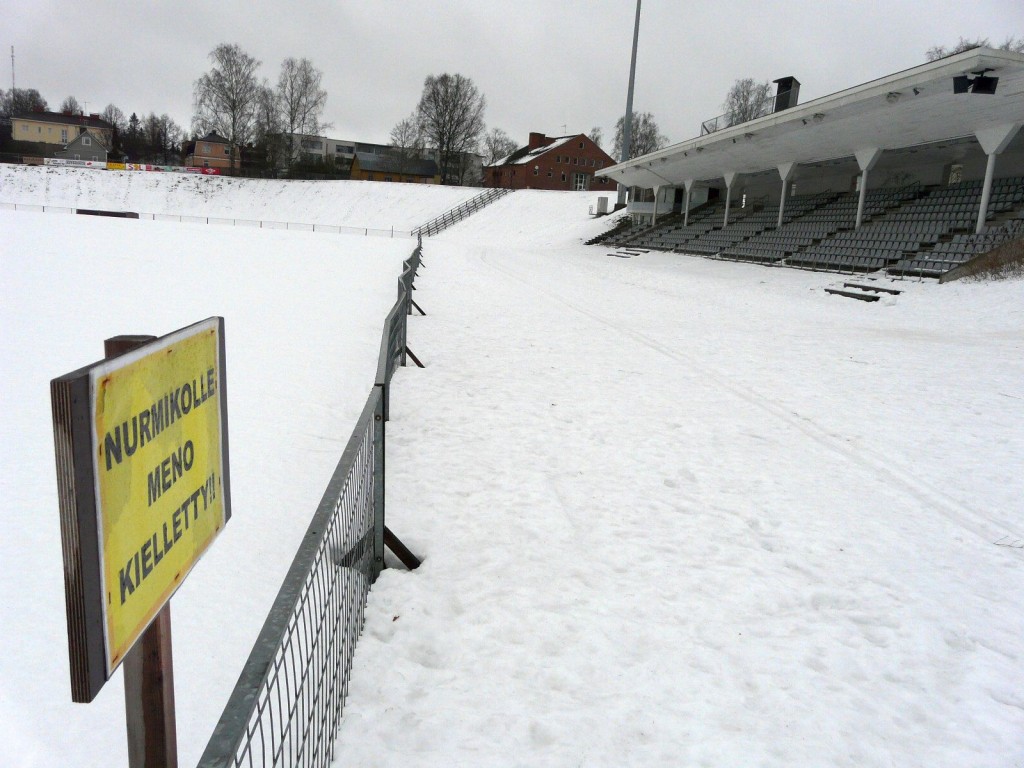 Kaurialan urheilukenttä saa odottaa uutta jalkapallokesää rauhassa. FC Hämeenlinnan klubitilat olivat taustalla näkyvässä punaisessa tiilitalossa.