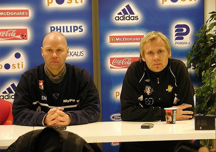 Vuonna 2004 cup-finaalin jälkeisessä lehdistötilaisuudessa voittajaa oli vaikea arvata valmentajien kasvoilta. Viilipyttymäisen mestarin vieressä tuolloin FC Hämeenlinnaa luotsannut Toni Korkeakunnas. (Kuva: Lari Vesander)