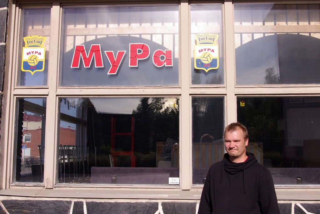 Mikko Ijäs esittelee MyPa-taloa, joka varastoi historiaa ja tavaraa.